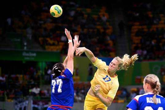 Sveriges Linnea Torstensson i handbollsmatchen mellan
