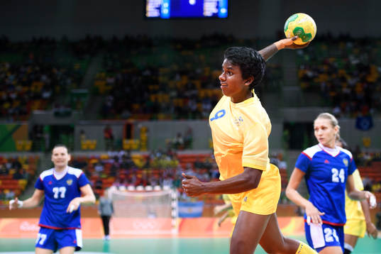 Sveriges Louise Sand i handbollsmatchen mellan Ryssland och