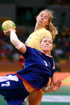 Rysslands Daria Dmitrieva hoppar förbi Sveriges Linnea