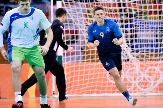 Sveriges Jerry Tollbring jublar i handbollsmatchen mellan
