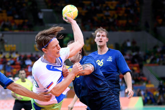 Sloveniens Jure Dolenec i handbollsmatchen mellan Slovenien