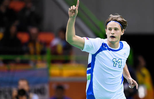 Sloveniens Jure Dolenec jublar i handbollsmatchen mellan