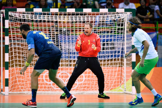 Sveriges målvakt Mattias Andersson jublar