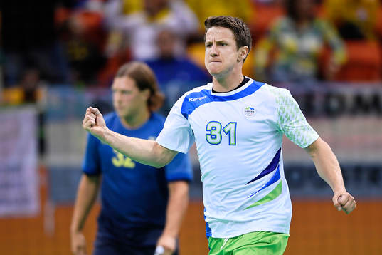 Sloveniens Simon Razgor jublar i handbollsmatchen mellan