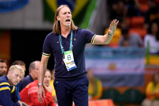 Sveriges förbundskapten Staffan Olsson reagerar i