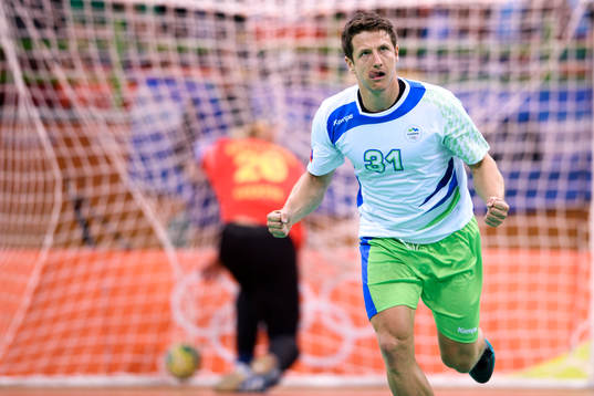 Sloveniens Simon Razgor jublar i handbollsmatchen mellan