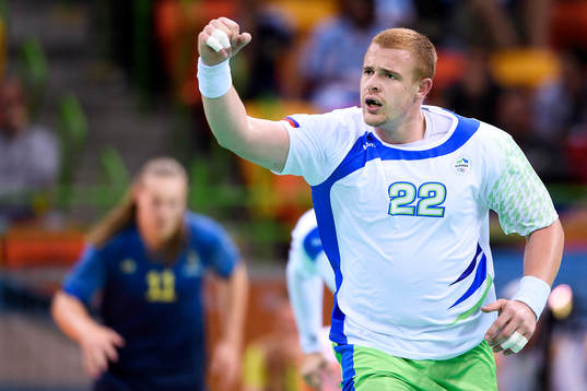 Sloveniens Marej Gaber jublar i handbollsmatchen mellan