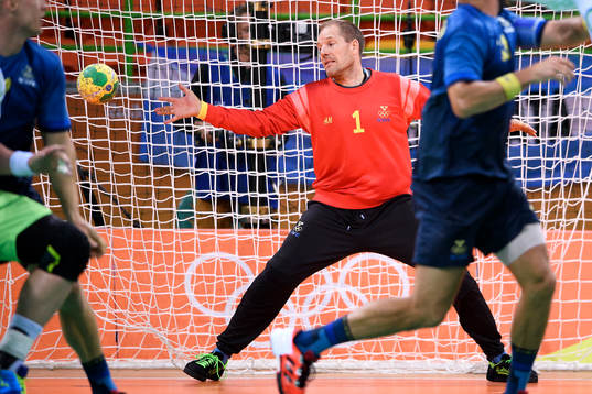 Sveriges målvakt Mattias Andersson släpper in ett mål i