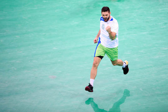 Sloveniens Blaz Janc jublar i handbollsmatchen mellan