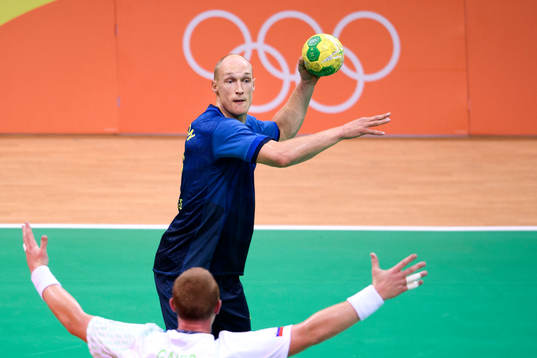 Sveriges Johan Jakobsson i handbollsmatchen mellan