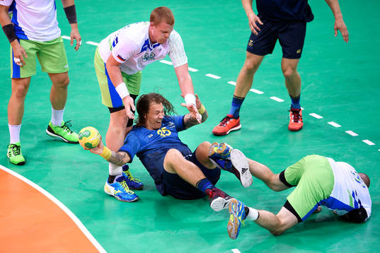Sveriges Jesper Nielsenfaller i handbollsmatchen mellan