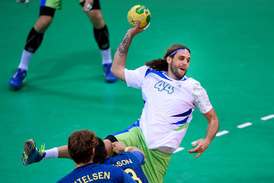 Sloveniens Dean Bombac i handbollsmatchen mellan Slovenien