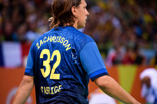 Tröjan på Sveriges Mattias Zachrisson är trasig i