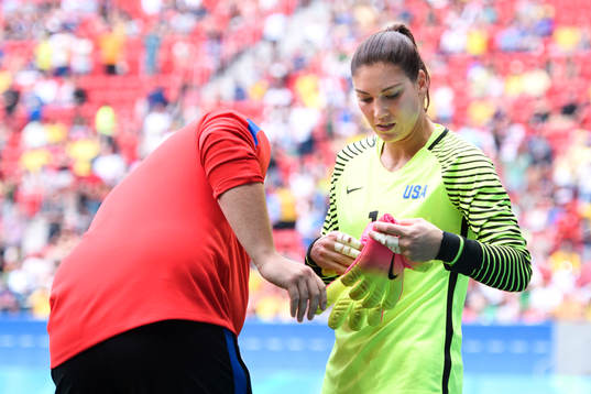 s målvakt Hope Solo byter handskar innan Sveriges Lisa