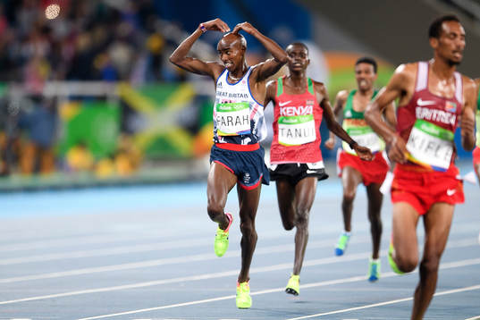Storbritanniens Mohamed Farah jublar när han vinner loppet