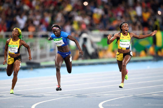 Jamaicas Elaine Thompson jublar vid målgången i loppet