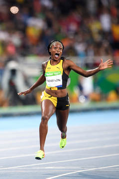 Jamaicas Elaine Thompson jublar vid målgången i loppet