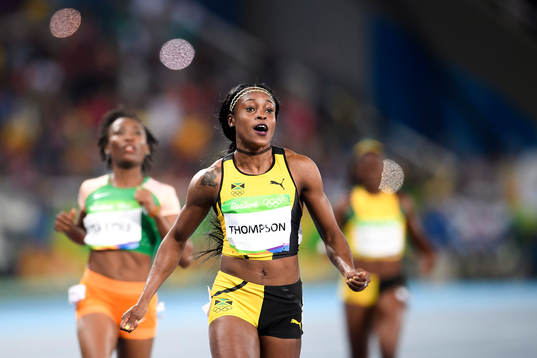 Jamaicas Elaine Thompson jublar vid målgången i loppet