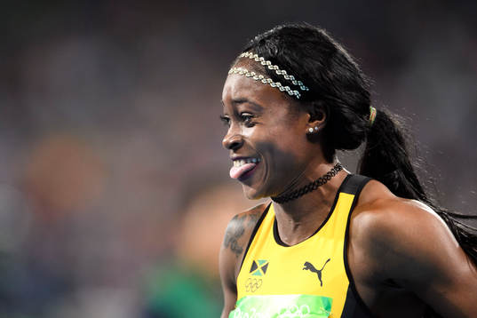 Jamaicas Elaine Thompson jublar vid målgången i loppet