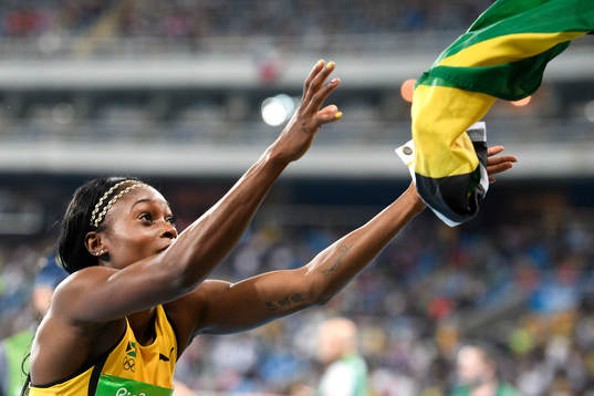 Jamaicas Elaine Thompson för en flagga kastad till sig