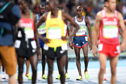 Storbritanniens Mohamed Farah gör sig redo för start i