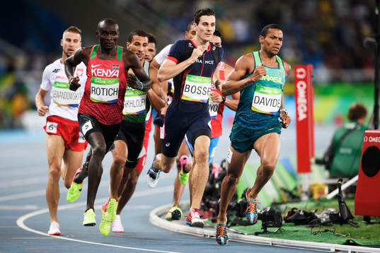 Frankrikes Pierre-Ambroise Bosse i en semifinal på 800 m