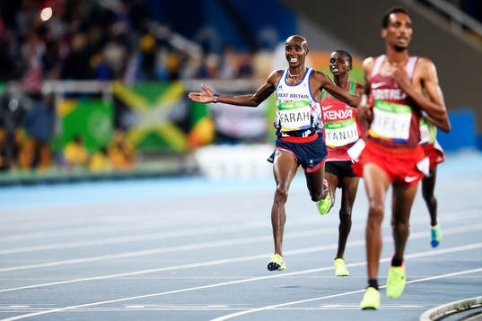 Storbritanniens Mohamed Farah jublar när han vinner loppet