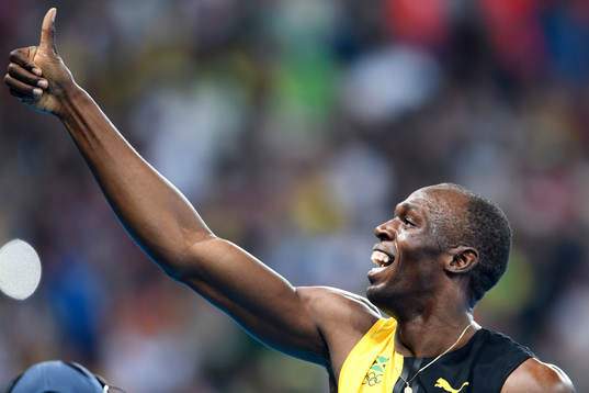 Jamaicas Usain Bolt jublar