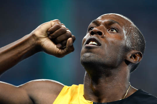 Jamaicas Usain Bolt jublar