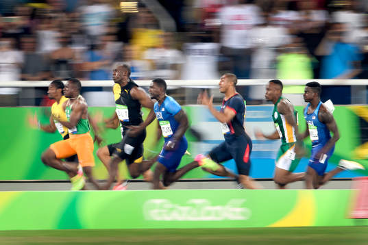 s Justin Gatlin och Kanadas Andre De Grasse springer i