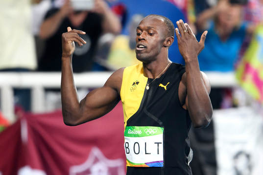 Jamaicas Usain Bolt jublar