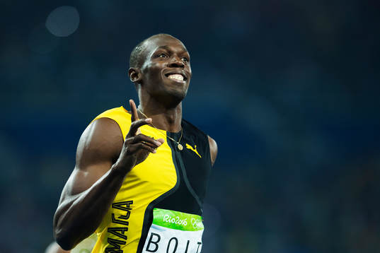 Jamaicas Usain Bolt jublar