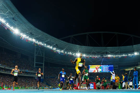 Jamaicas Usain Bolt jublar