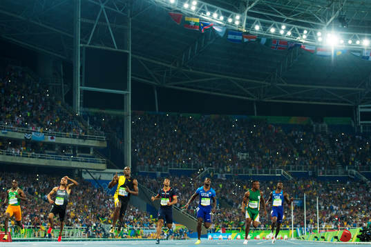 Jamaicas Usain Bolt jublar