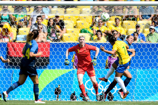 Brasiliens Debora och Sveriges målvakt Hedvig Lindahl