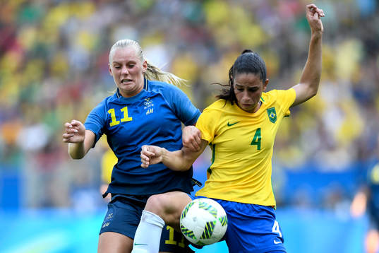 Sveriges Stina Blackstenius och Brasiliens Rafaelle