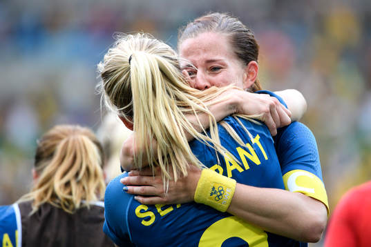 Sveriges Linda Sembrant (vänd från kameran) kramar om
