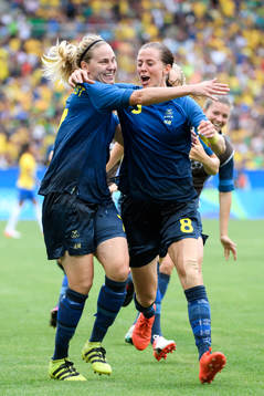 Sveriges Lisa Dahlkvist och Lotta Schelin jublar