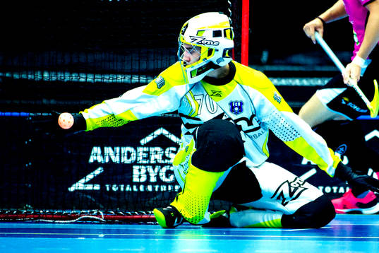 Helsingborgs målvakt Oskar Nielsen räddar