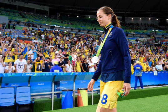Sveriges Lotta Schelin med sin silvermedalj