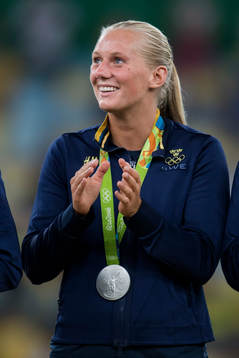 Sveriges Stina Blackstenius med sin silvermedalj