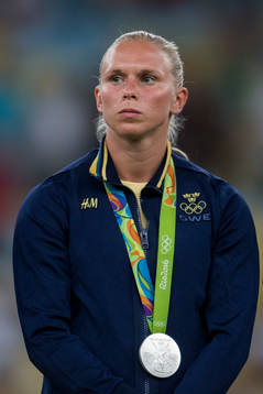 Sveriges Jonna Andersson med sin silvermedalj
