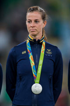 Sveriges Lotta Schelin med sin silvermedalj