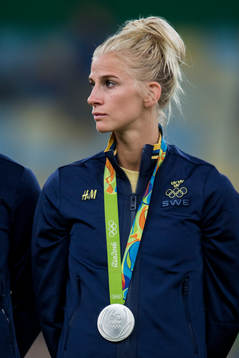 Sveriges Sofia Jakobsson med sin silvermedalj