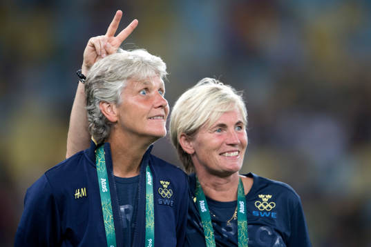 Sveriges förbundskapten Pia Sundhage och assisterande