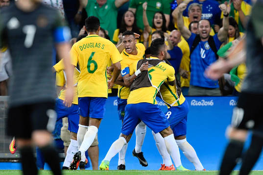 Brasiliens Neymar jublar