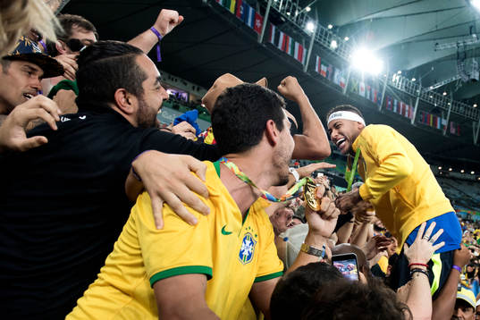 Brasiliens Neymar jublar med publiken