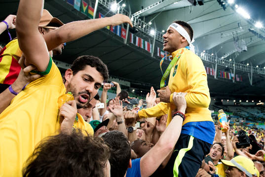 Brasiliens Neymar jublar med publiken