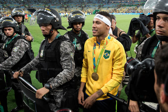 Brasiliens Neymar med sin medalj