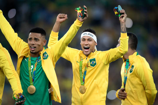 Brasiliens Neymar jublar med sin medalj
